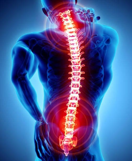 أخصائي علاج طبيعي أثناء جلسة تأهيل في مركز ريكفري هب الطبي